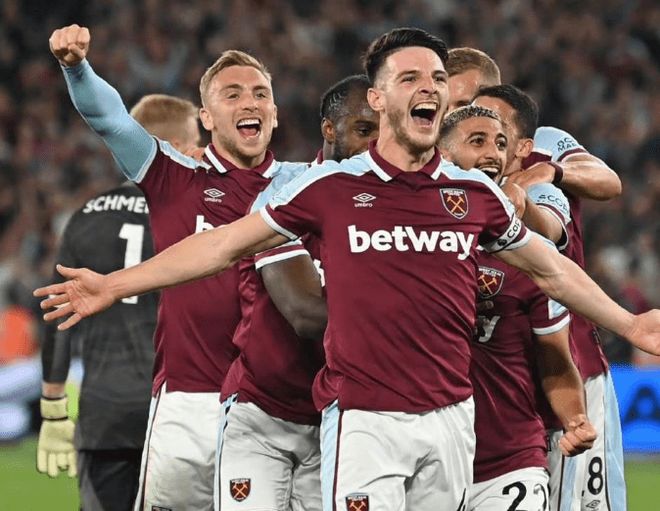 卡尔·雅泽姆斯基在红袜队的引退仪式上，全场球迷用一首长诗向其致敬