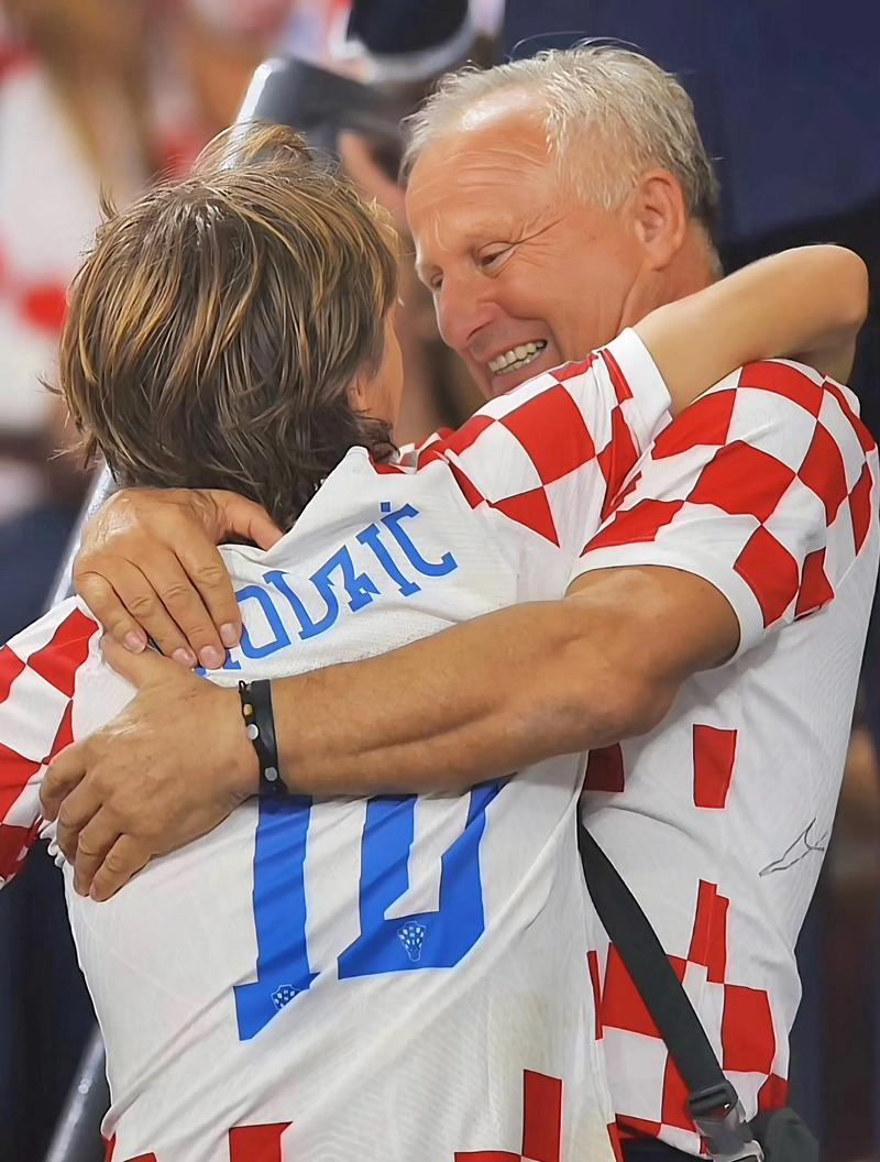 詹姆斯最近场均28.3分8.3篮板8.5助攻