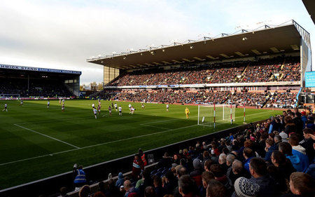 在队友面临 在队友面临